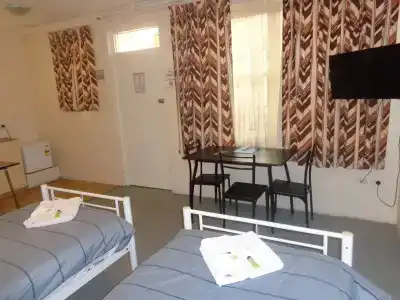 Adelaide Backpackers and Travellers Inn - 1