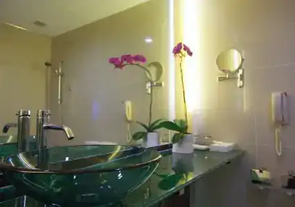 Royal @ Queens (SG Clean, Staycation Approved) - 7