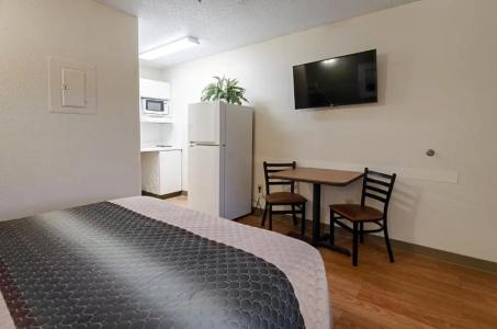 Hometowne Studios by Red Roof - University Pkwy - 20