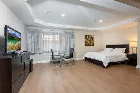 Wilshire Crest - 13
