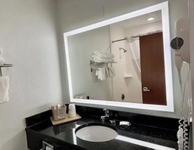 Days Inn & Suites by Wyndham - 29