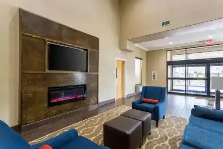 Comfort Inn & Suites Airport - 10