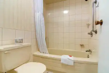 Econo Inn & Suites - - 8