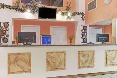 Howard Johnson by Wyndham Tropical Palms - 4