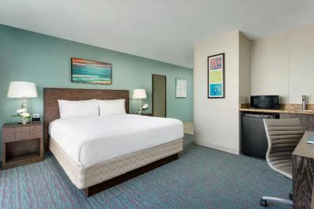 Courtyard by Marriott Waikiki Beach - 64