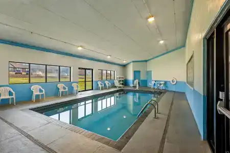 Days Inn & Suites by Wyndham Airport - 9