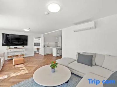 Burleigh Beach Tower - 216