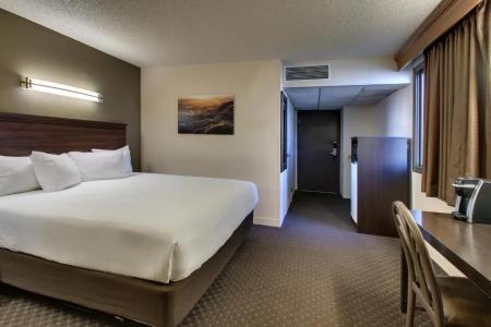 EverSpring Inn & Suites - 39