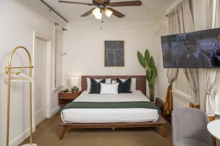 Washington Square Inn - 111