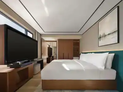 Hilton Garden Inn West Lake - 28