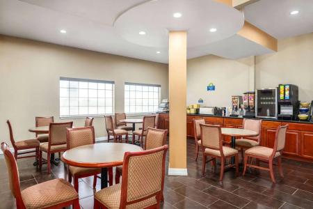 Days Inn by Wyndham San Antonio Near Fiesta Park - 16