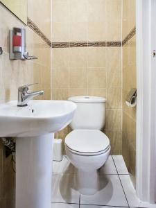 Oyo London Guest House - 54