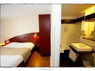Contact Hôtel Le Provençal Bordeaux Lac avec Bornes électriques - 34
