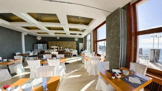 Riviera & Maximilian's - 9