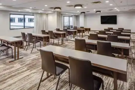 DoubleTree by Hilton & Suites - 20