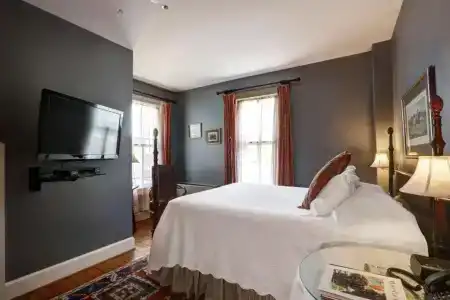 200 South Street Inn - 72