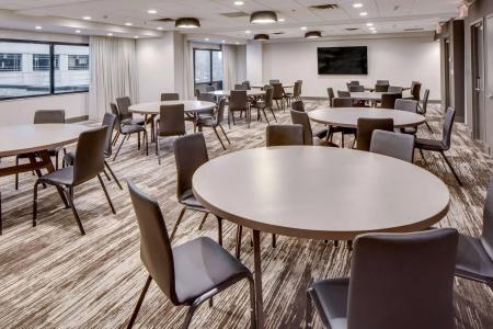 DoubleTree by Hilton & Suites - 19