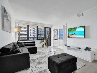 The Alexander All Suites - 305
