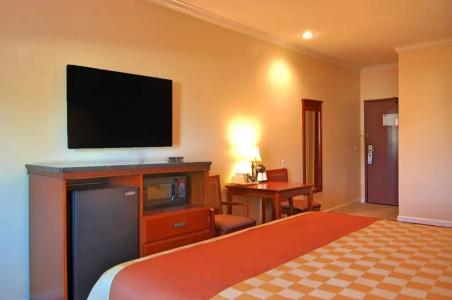 Rodeway Inn & Suites - - 25