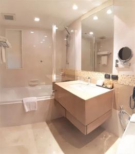 Amora Neoluxe Suites - 14
