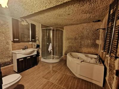 Falcon Cave Suites - 41