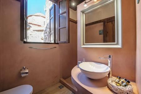 Saint Artemios and Oriental Suites - 32
