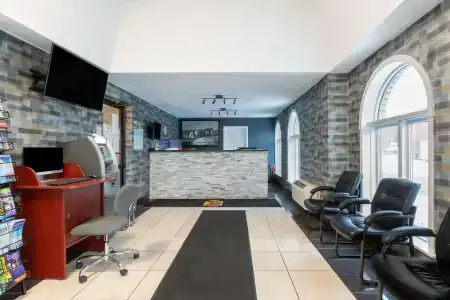 Super 8 by Wyndham by the Falls - 9