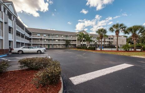 HomeTowne Studios by Red Roof Orlando South - 27