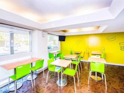 ibis Budget - - 12