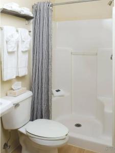 HomeTowne Studios by Red Roof Raleigh – - 7