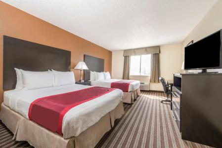 Days Inn & Suites by Wyndham Dallas - 19