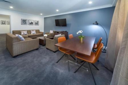 Hyde Park Inn - 99