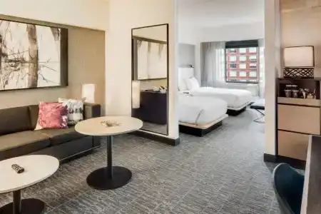 DoubleTree by Hilton & Suites - 39