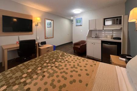 Econo Lodge Village - 63