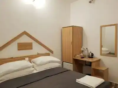 NOMADIC INN - 3