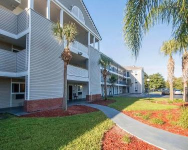 HomeTowne Studios by Red Roof Orlando South - 11