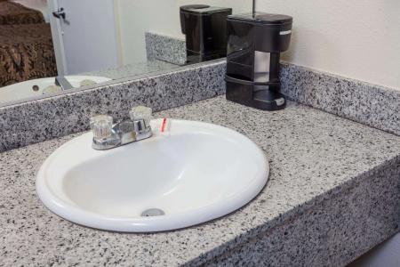 Days Inn by Wyndham Anaheim West - 8