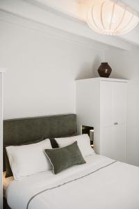 Four Seasons Hydra Luxury Suites - 18