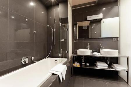 Old Town Square Residence by Emblem - 83