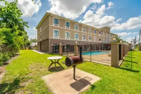 Restwell Inn & Suites I-45 North - 12