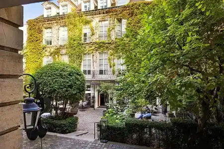 Le Pavillon de la Reine & Spa - Small Luxurys of the World - 171