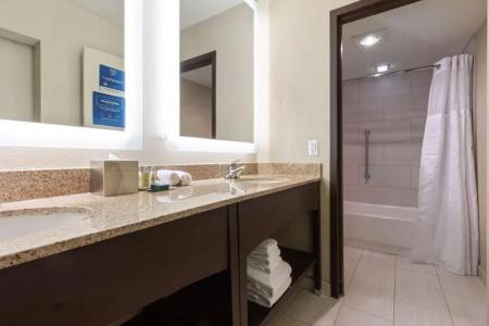 DoubleTree by Hilton - The Yarrow - 37