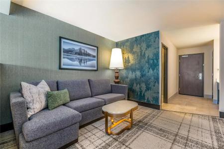 DoubleTree by Hilton - 52