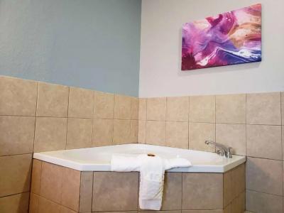 Best Western Plus San Antonio East Inn & Suites - 33