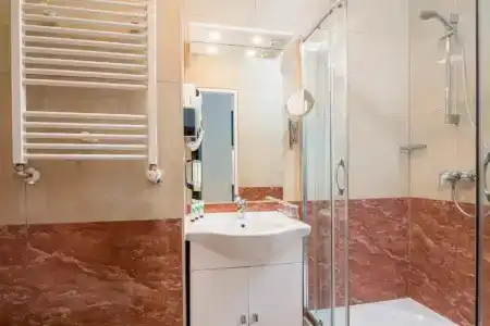 Best Western Plus Celebrity Suites - 77