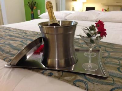 Romantic Inn & Suites - 10