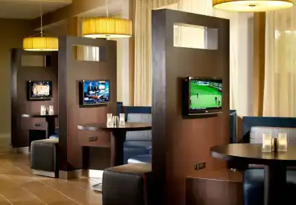 Courtyard by Marriott at Hamilton Place - 11