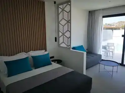 Zoes & Suites - 172