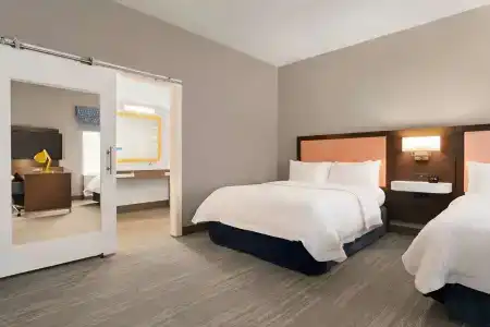 Hampton Inn & Suites West - 32
