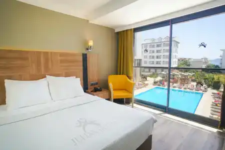 Julian Marmaris - 30